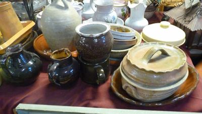 de nombreux objets en poterie de différents types exposés sur une table