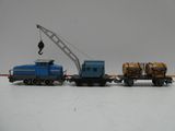 un petit train avec une grue à l'arrière