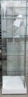Vitrine carrée en verre ouvrant par un vantail en rideau déc…