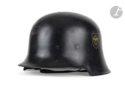 une image représentant un casque sur fond blanc, orné d'un logo
