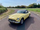 une voiture jaune garée sur le bord de la route