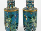 une paire de vases bleus ornés d'oiseaux et de fleurs sur un fond blanc