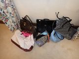 beaucoup de sacs posés par terre