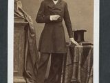 une photo en noir et blanc d'un homme en costume et haut-de-forme