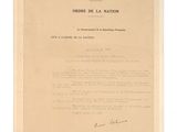un ancien document comportant une image en noir et blanc d'un homme en costume