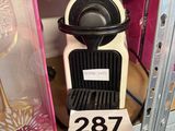 une machine à café exposée dans un magasin