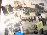 une pile de vieux post-it posés sur une table