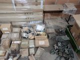 plein de cartons, les uns à côté des autres, par terre dans un entrepôt