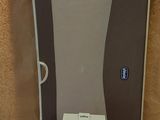 un tube de dentifrice à côté d'une brosse à dents sur une table