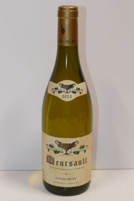 une bouteille de vin posée sur une table