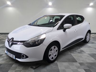 une voiture blanche est garée dans une pièce au sol à carreaux