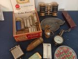 de nombreux objets posés sur une table bleue