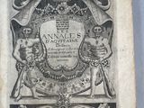 un vieux livre avec une image en noir et blanc d'un blason