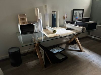 une table en verre avec un plateau en verre au milieu d'une pièce