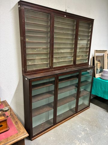 Meuble de métier. Importante vitrine en deux parties, ouvrant à t