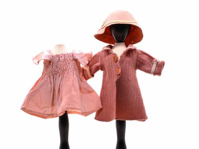 une paire de mannequins vêtus de vêtements roses et d'un chapeau