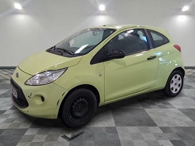une photo d'une voiture de couleur citron vert garée dans un garage