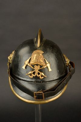 un vieux casque orné d'un crâne et d'os croisés