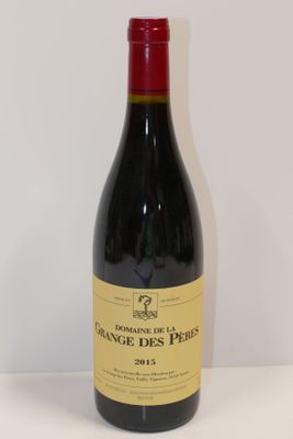 une bouteille de vin posée sur une table