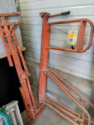 une image montrant deux cadres métalliques orange posés l'un à côté de l'autre