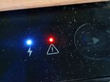 un gros plan d'un téléphone portable sur lequel une lumière rouge est allumée