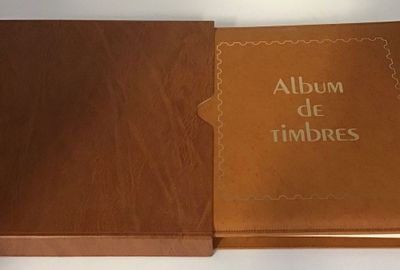 Un album de timbres s'ouvre sur une surface blanche