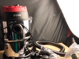 une photo d'un aspirateur et d'autres objets posés sur une table