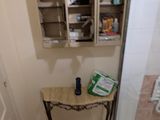 une petite salle de bains avec des toilettes et un lavabo