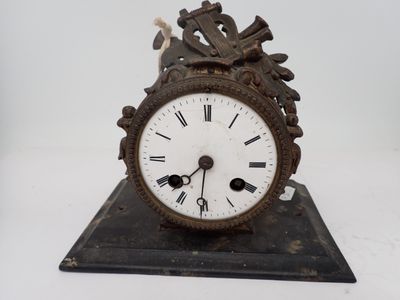 une horloge posée sur un support sur une surface blanche
