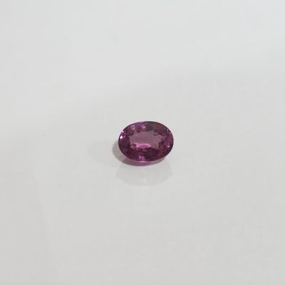un saphir violet sur un fond blanc