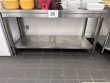 une table en acier inoxydable sur laquelle sont posés plusieurs bols