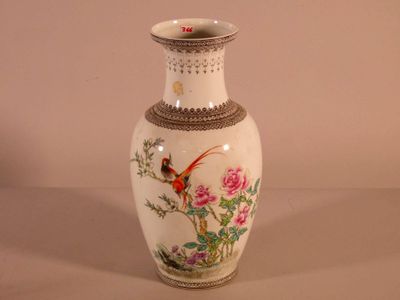 Chine, XXème siècle. Vase balustre en porcelaine à décor d'o…