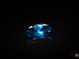 gros plan d'un diamant bleu sur une surface noire