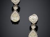 une paire de boucles d'oreilles en diamant