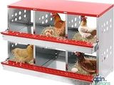 trois étagères sur lesquelles sont posés des poulets