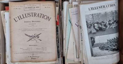 une boîte remplie de vieux livres sur une table