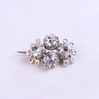 boucles d'oreilles à clous en forme de fleur, en argent et cristal transparent, sur un fond blanc