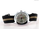 une montre argentée avec un bracelet noir sur un fond blanc