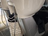 un évier blanc posé sur une table devant une fenêtre