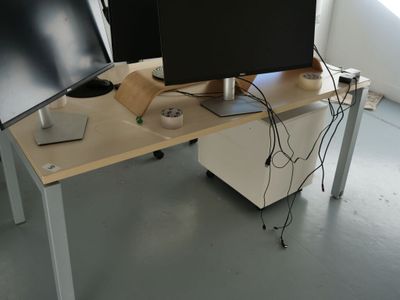 deux écrans d'ordinateur posés sur un bureau