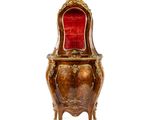 une petite chaise en bois avec une assise en velours rouge