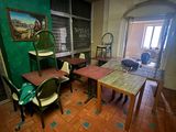 une pièce avec une table, des chaises et un tableau accroché au mur