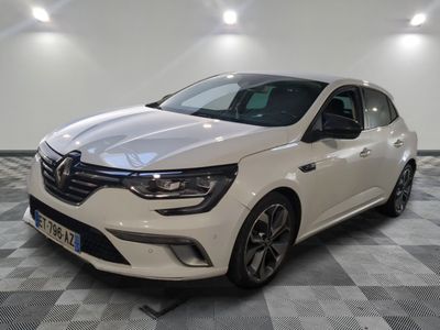 la voiture blanche est garée sur le sol à carreaux d'une pièce