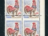 quatre timbres représentant des coqs sur un fond noir