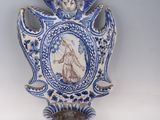 un vase bleu et blanc avec la photo d'une femme dessus