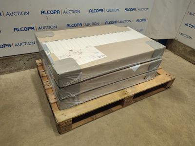 une pile de cartons posée sur une palette devant un mur