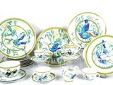 un grand nombre d'assiettes et de tasses posées sur une table