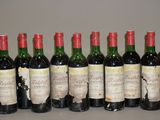 six bouteilles de vin sont alignées sur une table