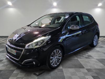la voiture noire est garée dans le garage sur le sol en damier