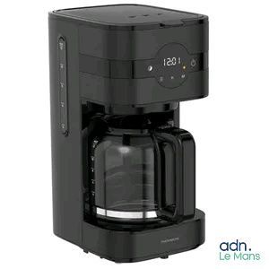 La cafetière est noire et contient une carafe en verre.